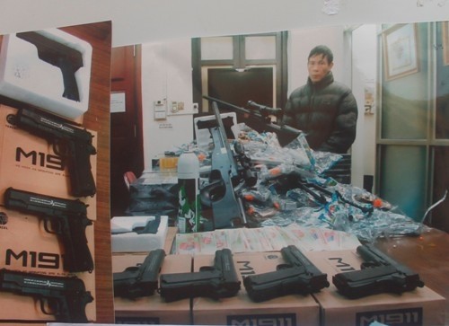Ngày 11/1, Phòng CSĐT về trật tự quản lý Kinh tế và Chức vụ đã bắt giữ Lê Văn Long đang tàng trữ, vận chuyển hàng cấm và lưu hành tiền giả. Thu giữ 1136 khẩu súng đồ chơi, 70 triệu đồng tiền giả có mệnh giá 200.000 đồng.